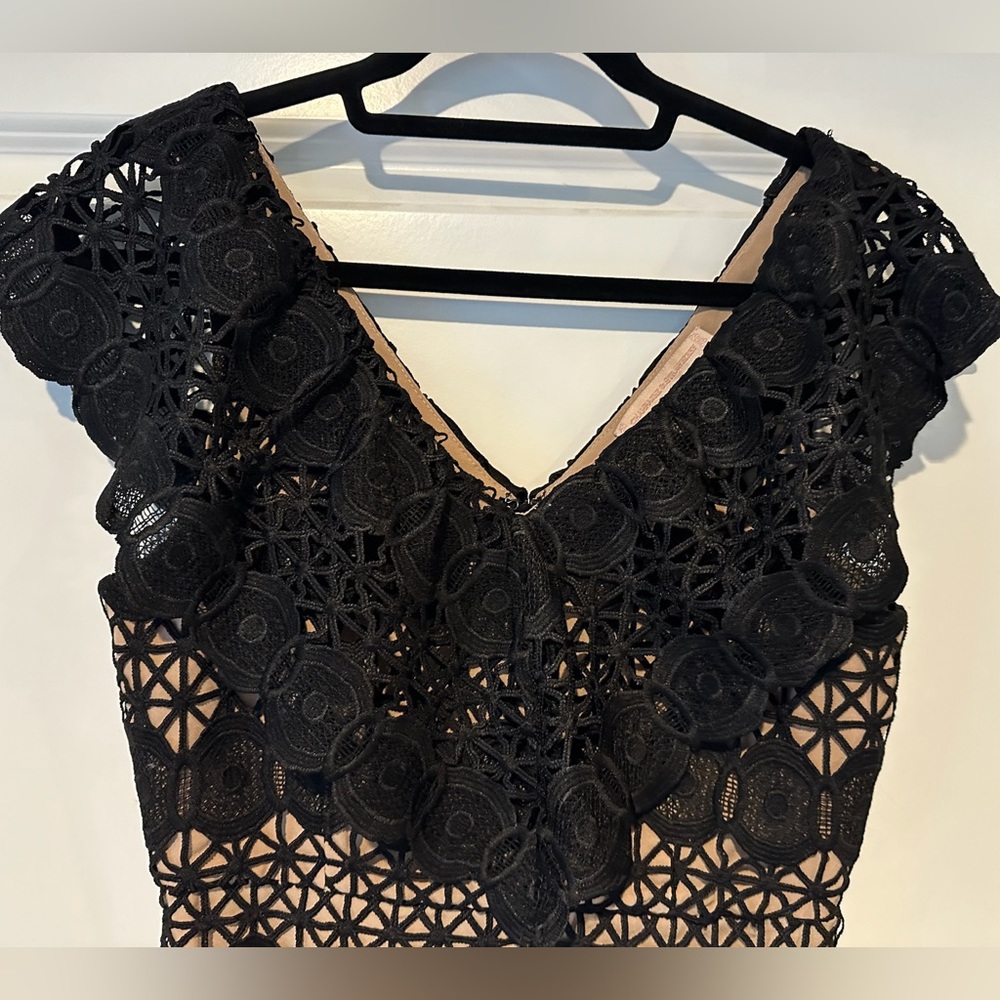 Gorgeous lace sheath dress with stunning neckline! Size M